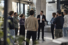 Medewerkers tijdens een teammoment als onderdeel van de zichtbare bedrijfscultuur