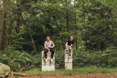 Twee KAPMES collega's samen in het bos als beeld van de identiteit en cultuur van een organisatie